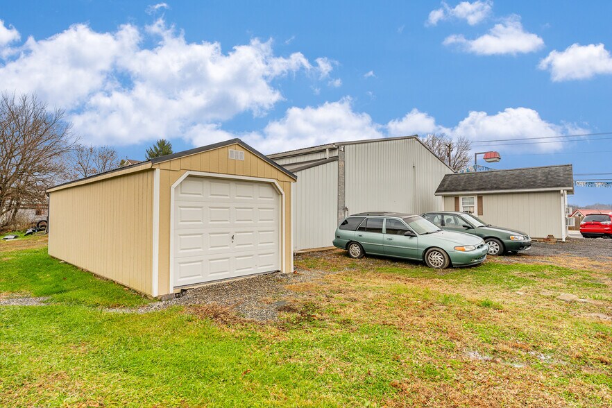 More Photos Of 812 N Pike St, Grafton Auto Dealership For Lease