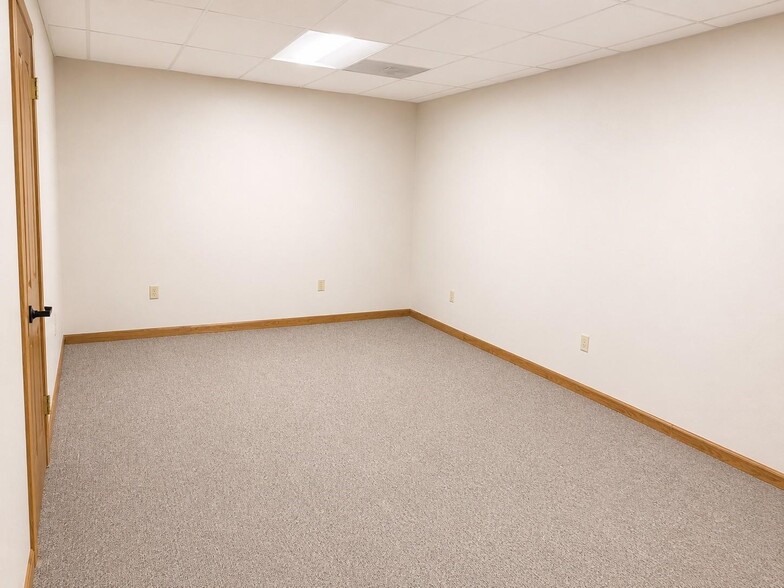 More Photos Of 108 E Lipan Dr, Lipan Storefront Retail Office For Sale