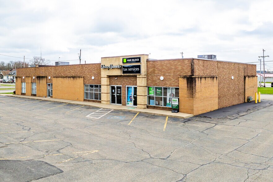 More Photos Of 300-499 Downtowner Plz, Coshocton General Retail For Sale