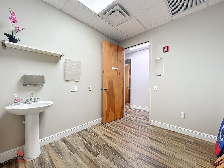 More Photos Of 1507 S Hiawassee Rd, Orlando Medical For Lease