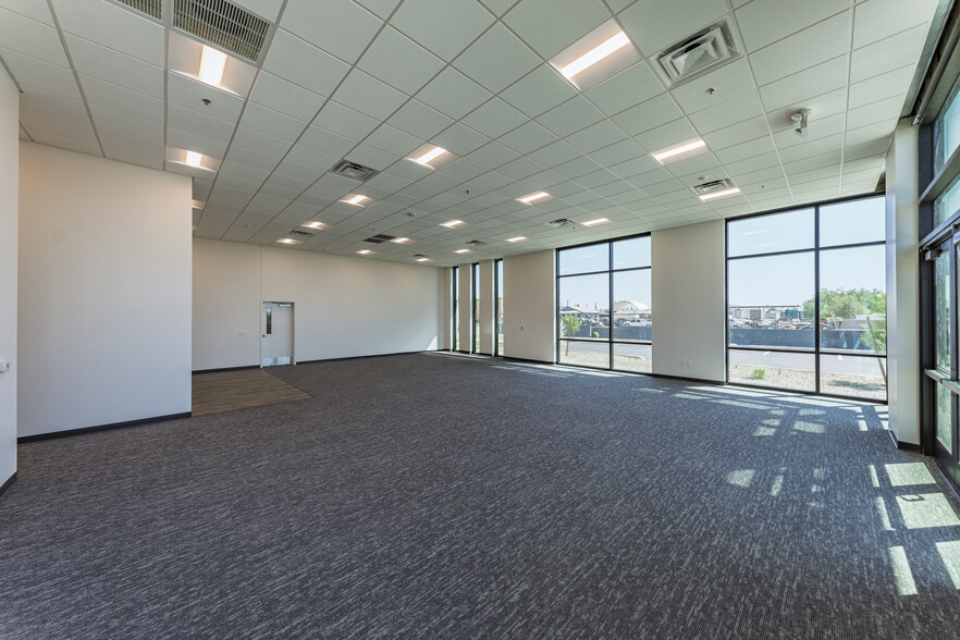 More Photos Of 6550 W Orangewood Ave, Glendale Warehouse For Lease