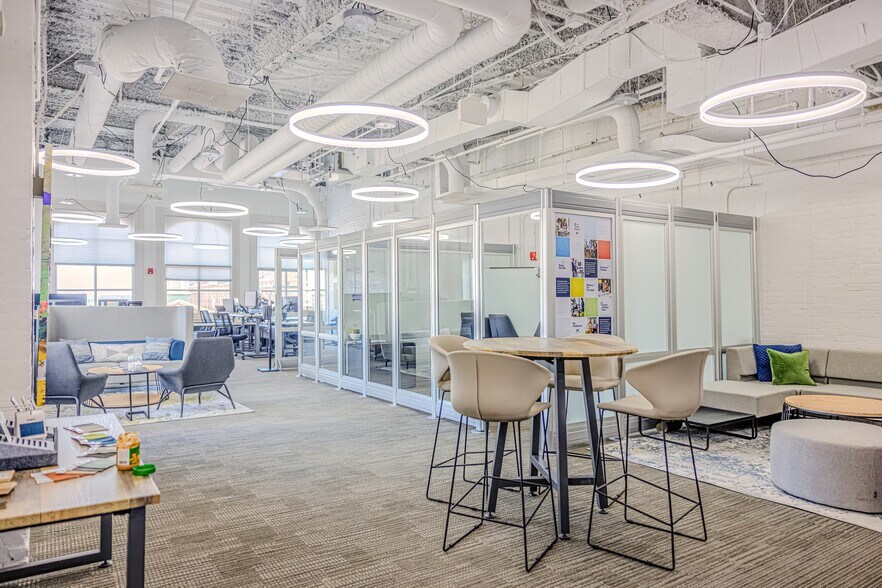 More Photos Of 300 W Pratt St, Baltimore Office For Sale