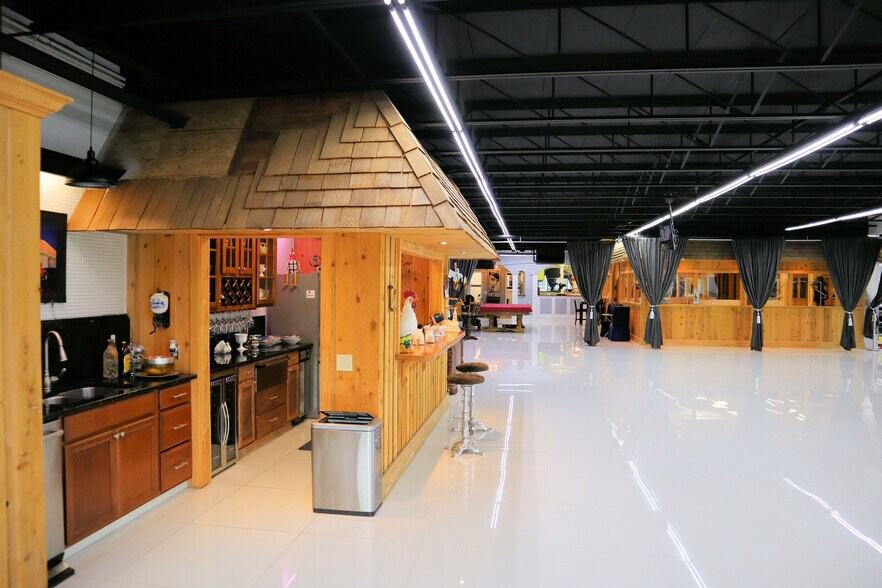 More Photos Of 395 S Ocoee St, Cleveland Showroom For Sale