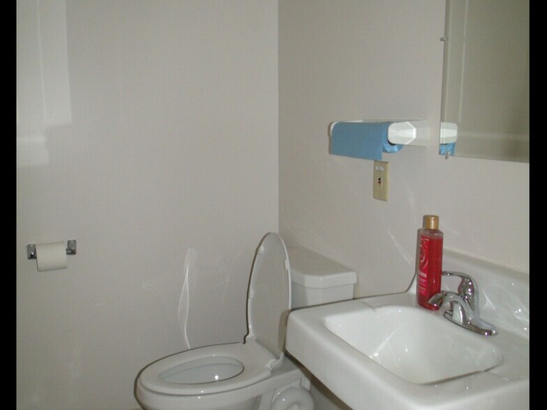 More Photos Of 411 Holmes St, Frankfort Light Distribution For Sale