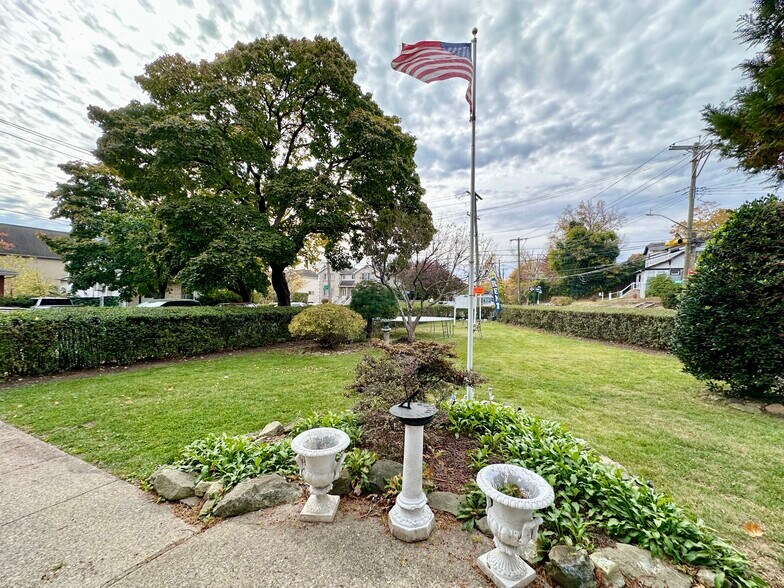 More Photos Of 2604 Amboy Rd, Staten Island Office Residential For Lease