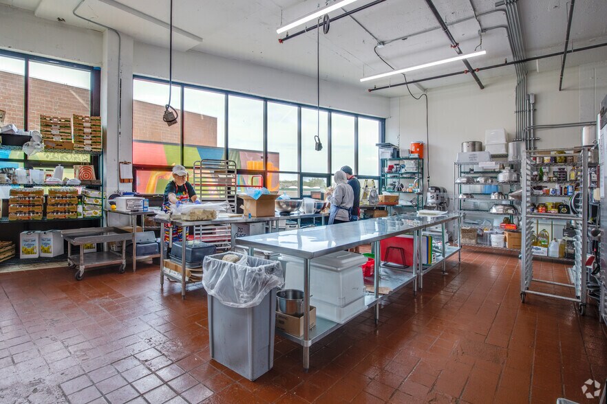 More Photos Of 2327 Wycliff St, Saint Paul Manufacturing For Lease