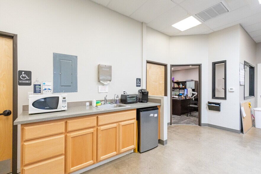 More Photos Of 6400 Elvas Ave, Sacramento Freestanding For Sale