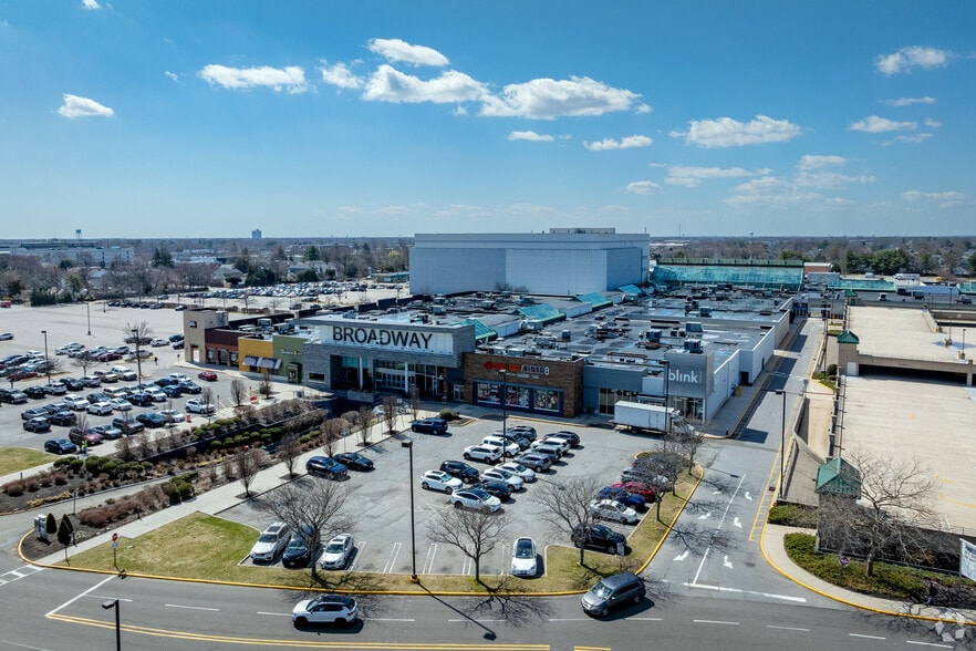 More Photos Of 358 Broadway Mall, Hicksville Unknown For Lease