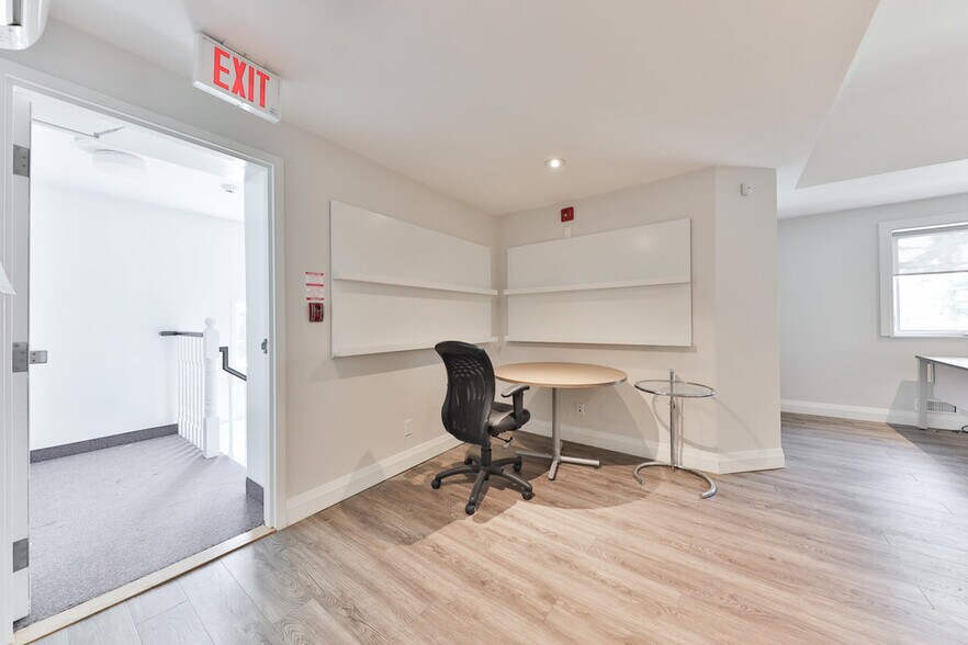 More Photos Of 15 Mississauga Rd S, Mississauga Office For Lease