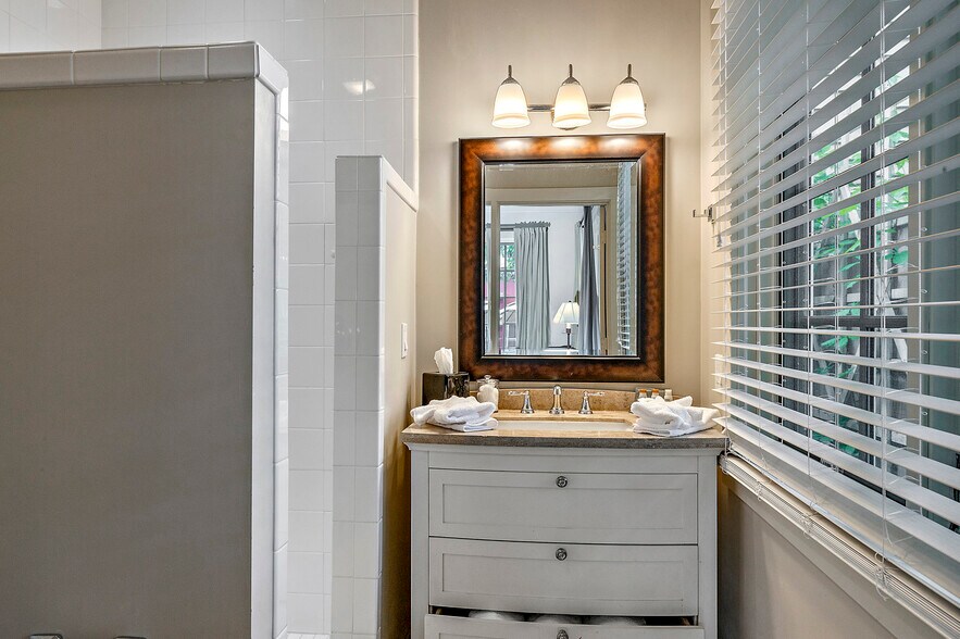 More Photos Of 240 E California St, Jacksonville Hotel For Sale