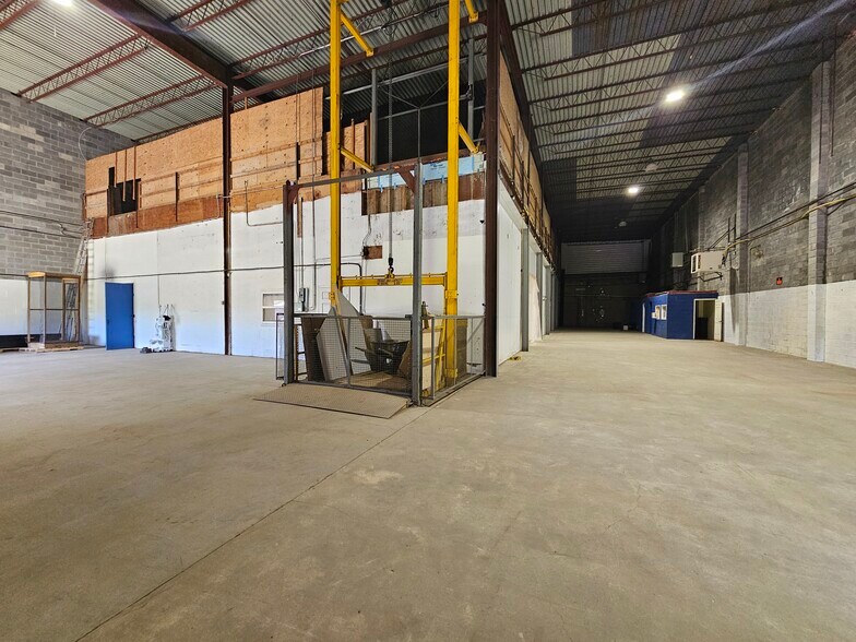 More Photos Of 43 Transport Ln, Pine Island Warehouse For Lease
