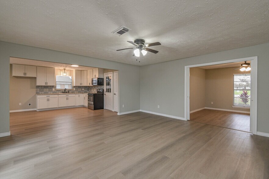 More Photos Of 2834 Pansy St, Pasadena Medical For Sale