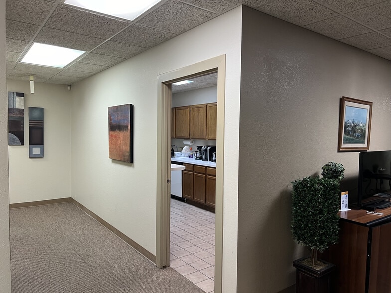 More Photos Of 800 Westport Rd, Kansas City Office Residential For Sale