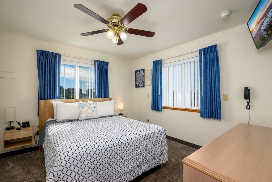 More Photos Of 16045 Lower Harbor Rd, Brookings Hotel For Sale