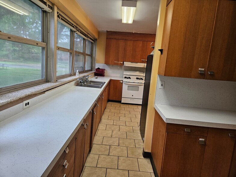 More Photos Of 24 Rossa Ave, Lawrence Office For Sale