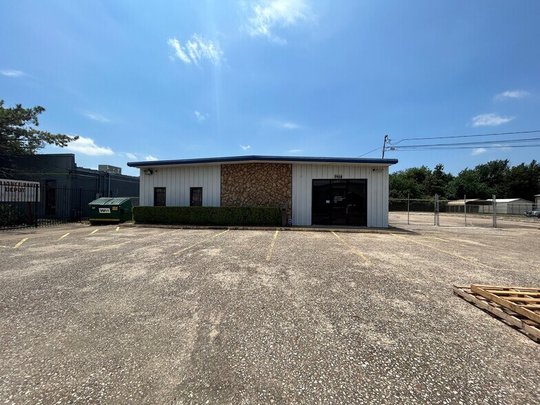 More Photos Of 7924 Carr St, Dallas Flex For Lease