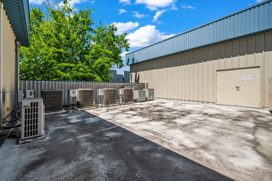 More Photos Of 901 W 18th St, Houston Warehouse For Sale