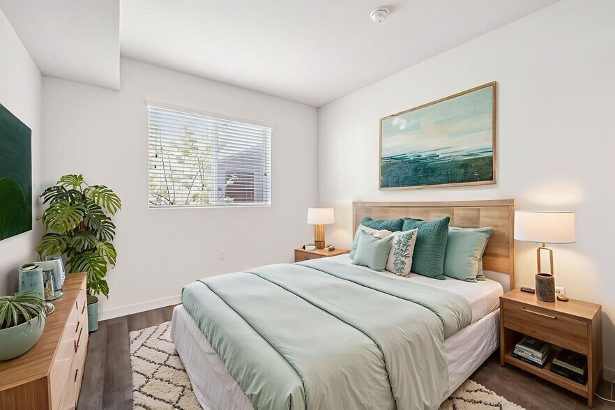 More Photos Of 10555 Bloomfield St, Toluca Lake Apartments For Sale