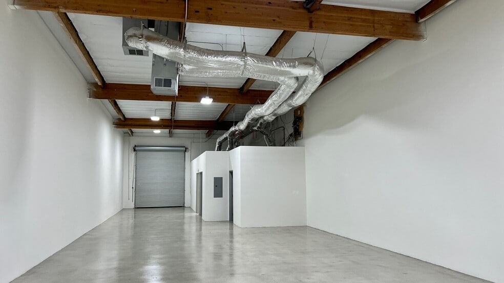 More Photos Of 18320-18330 Oxnard St, Tarzana Unknown For Lease