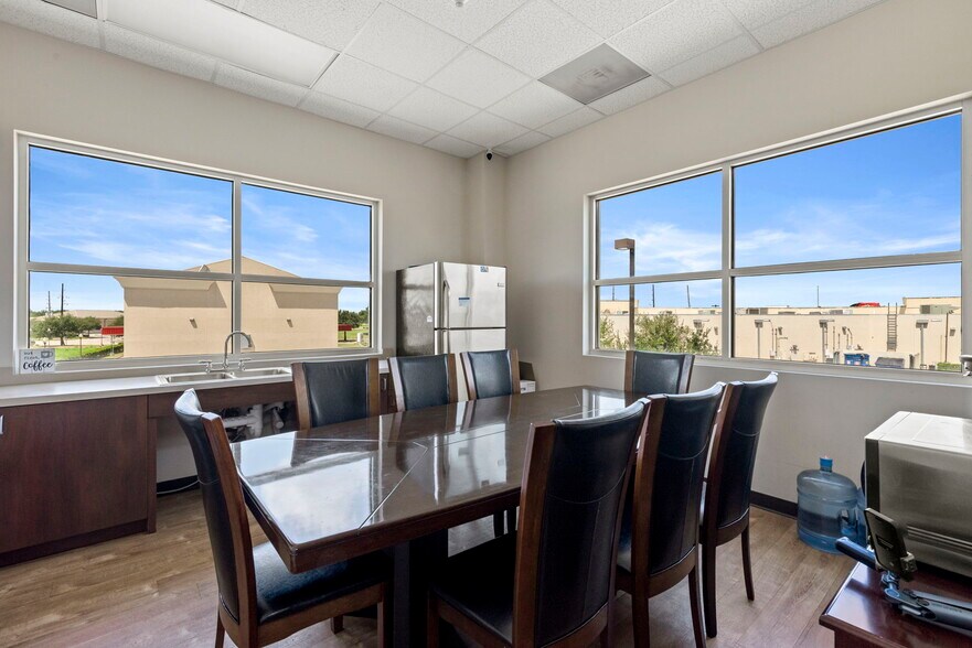 More Photos Of 7790 W Grand Pky, Richmond Medical For Lease
