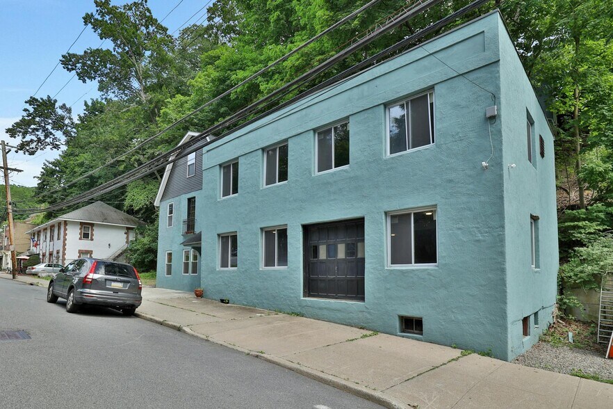 More Photos Of 68 Brook St, Croton On Hudson Showroom For Sale