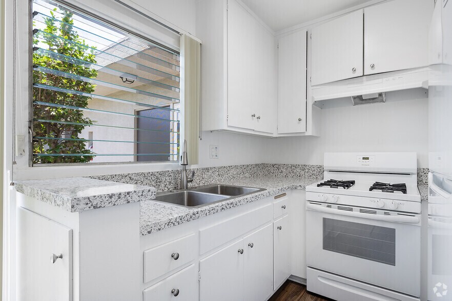 More Photos Of 1666 Federal Ave, Los Angeles Apartments For Sale