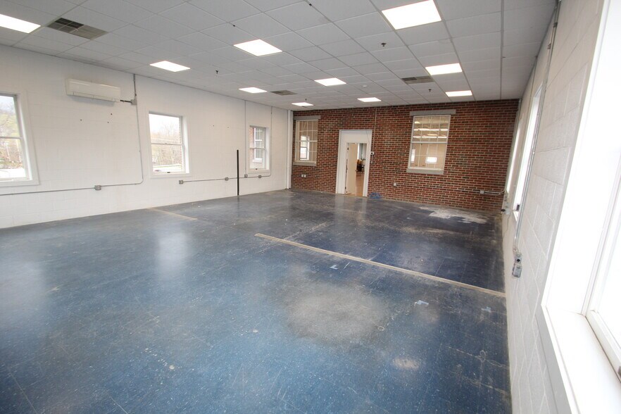 More Photos Of 35 Water St, Amesbury Research And Development For Lease