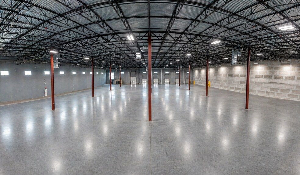 More Photos Of 5000 SW Regional Airport Blvd, Bentonville Warehouse For Lease