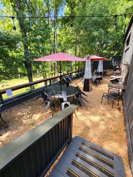 More Photos Of 1378 Main St, Little Mountain Freestanding For Lease