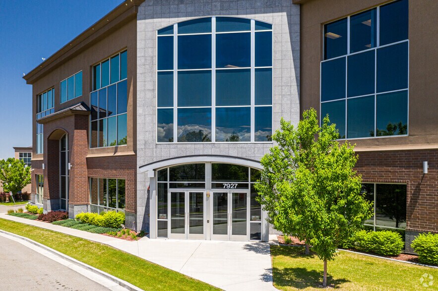 More Photos Of 7927 S High Point Pky, Sandy Office For Lease