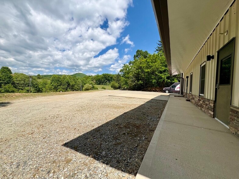 More Photos Of 5134 Old Haywood Rd, Mills River Flex For Lease