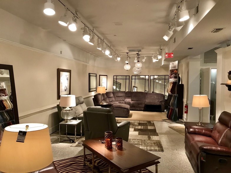 More Photos Of 208 Jacobs Pl, High Point Showroom For Lease