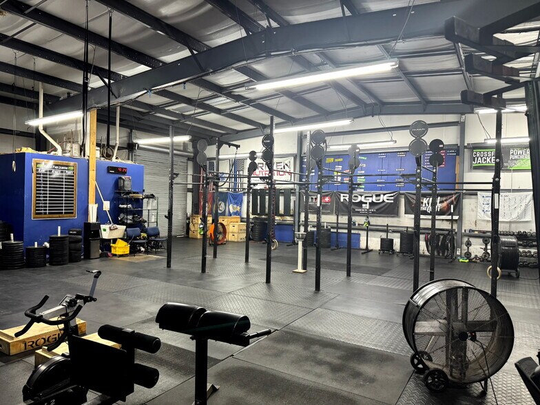 More Photos Of 6901 Moffett Rd, Mobile Showroom For Lease