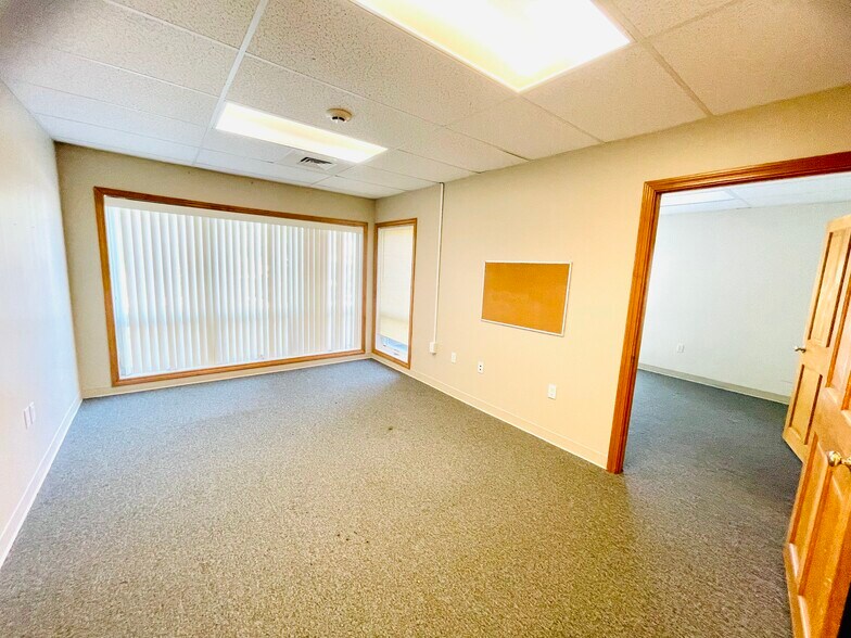 More Photos Of 52-56 Stiles Rd, Salem Medical For Lease