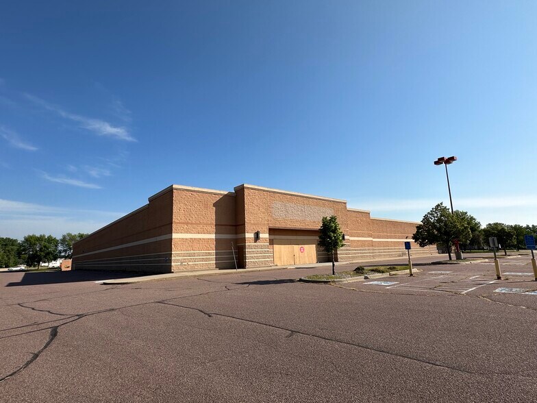 More Photos Of 1914 S Broadway St, New Ulm General Retail For Sale