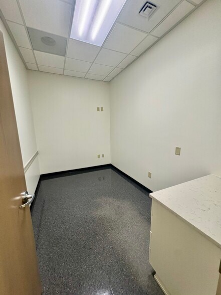 More Photos Of 2287 Henry Tecklenburg Dr, Charleston Office For Lease