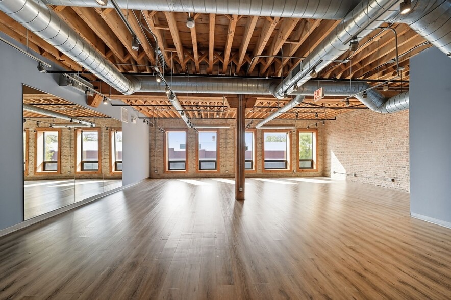 More Photos Of 2130-2140 W Fulton St, Chicago Flex For Lease