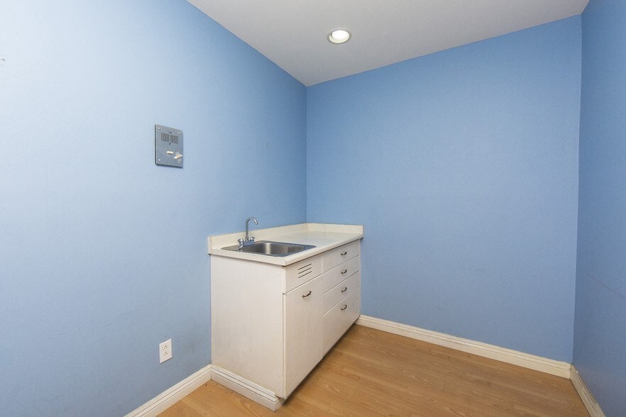 More Photos Of 852 S Robertson Blvd, Los Angeles Medical For Lease