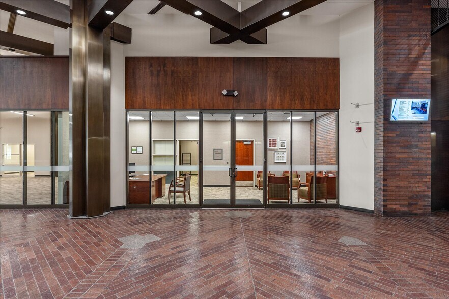 More Photos Of 400 Texas St, Shreveport Office For Sale