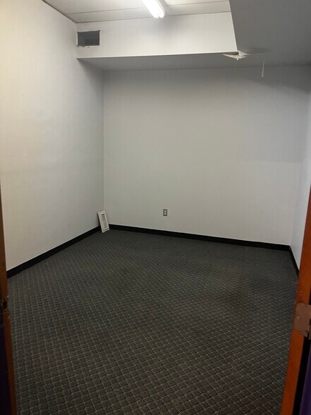 More Photos Of 3857 24th Ave, Fort Gratiot Storefront For Lease