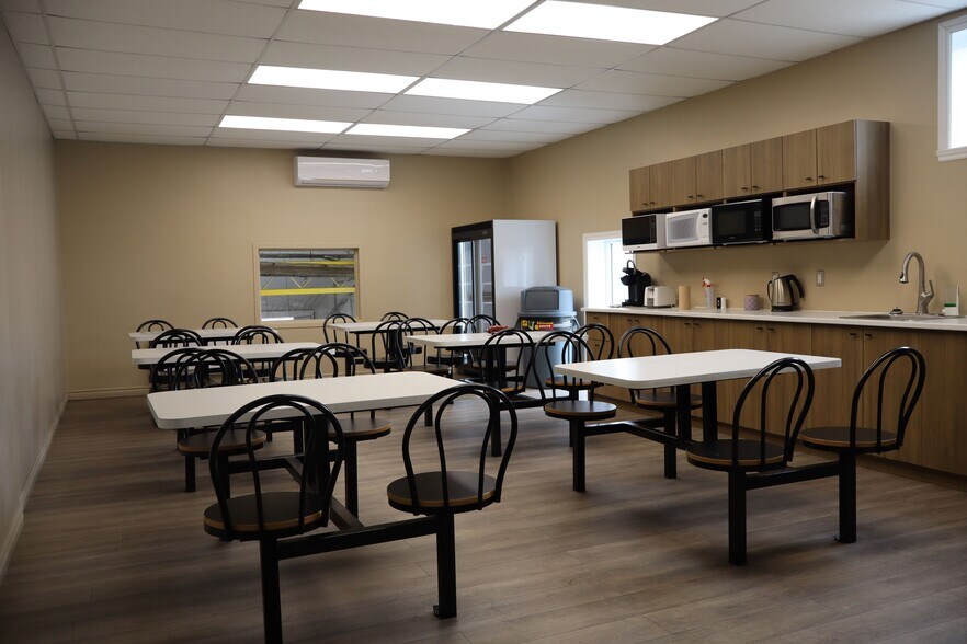 More Photos Of 9200 Boul Parent, Trois-Rivières Warehouse For Sale