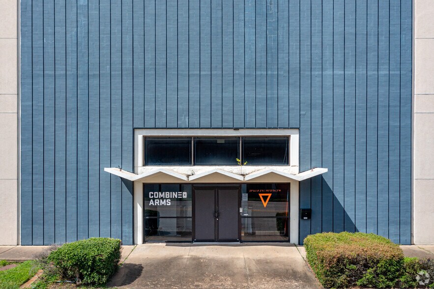 More Photos Of 2929 Mckinney St, Houston Showroom For Lease