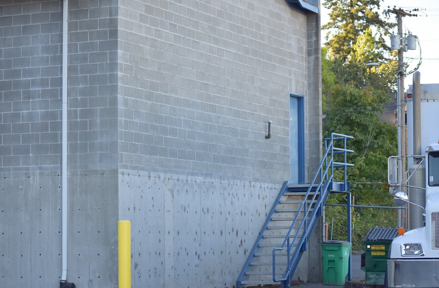 More Photos Of 2727 NW St Helens Rd, Portland Manufacturing For Lease