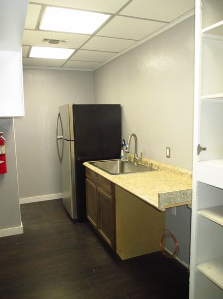 More Photos Of 1018 W Main St, Arlington Office For Lease