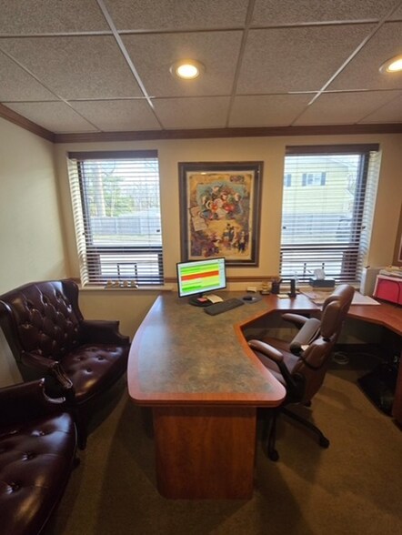 More Photos Of 1 Edgewood Ave, Smithtown Office For Lease