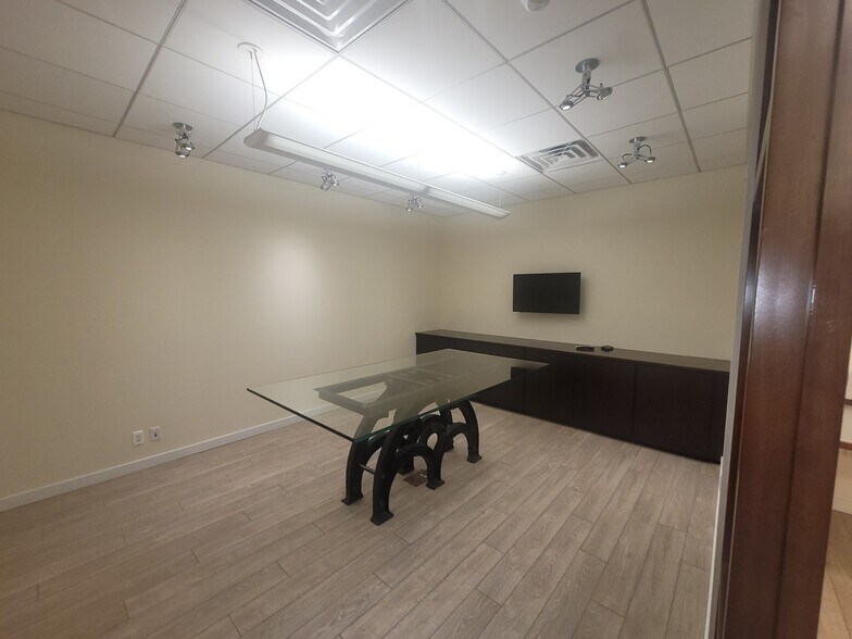 More Photos Of 3731 58th St, Woodside Warehouse For Lease