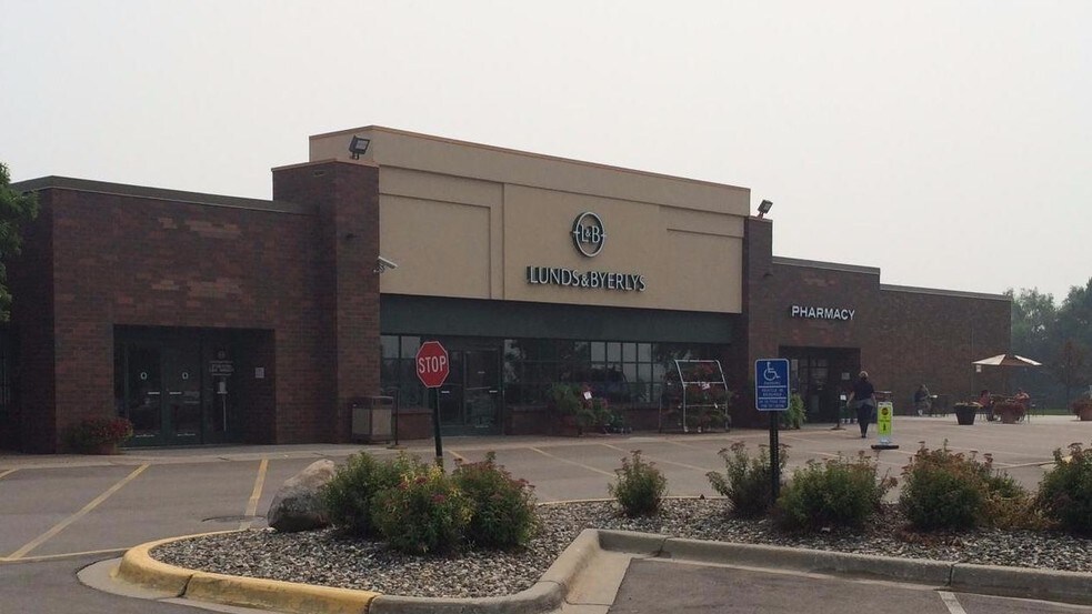 More Photos Of 5101-5159 W 98th St, Bloomington General Retail For Lease