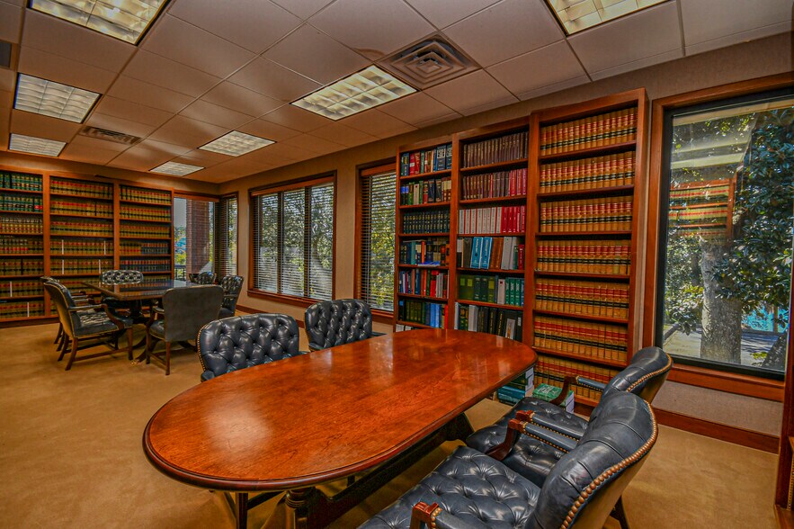 More Photos Of 220 Mckenzie Ave, Panama City Office For Sale