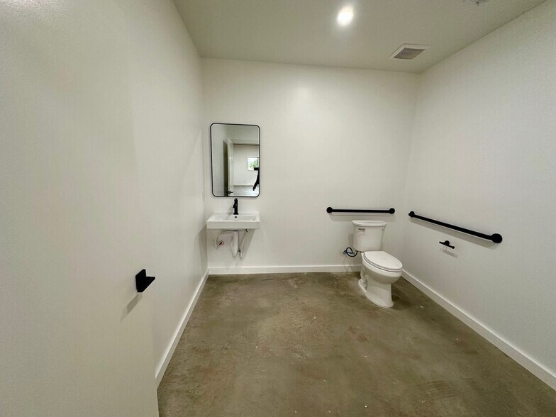 More Photos Of 10020 Darden Hill Rd, Austin Unknown For Lease