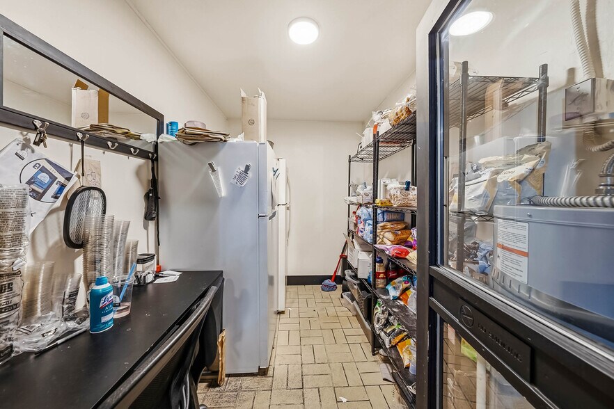 More Photos Of 239 SE G St, Grants Pass General Retail For Sale